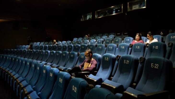 imágenes del interior de una sala de Cinépolis con asientos azules el lugar esta casi vacío