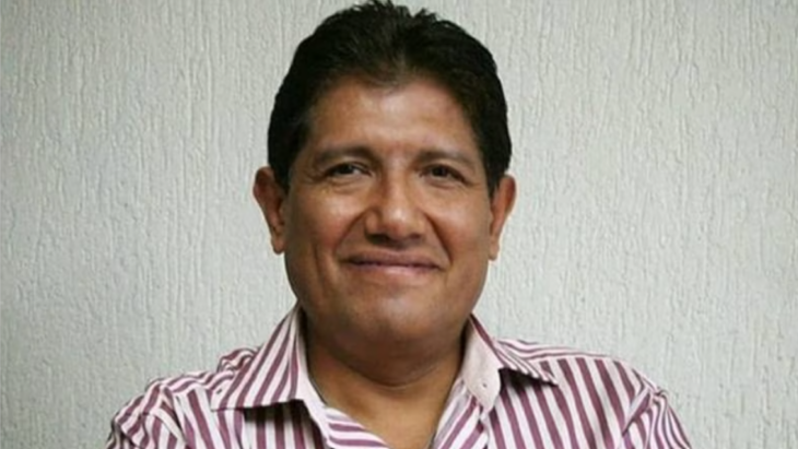 el productor Juan Osorio hace una mueca de sonrisa 