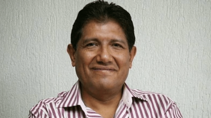 el productor Juan Osorio hace una mueca de sonrisa 