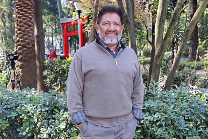 el productor Juan Osorio captado en un jardín lleva una barba canosa 