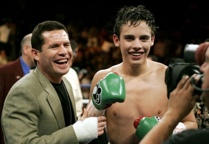 el boxeador Juilo Cesar Chávez en el cuadrilátero junto a su hijo el chico lleva guantes de boxeo