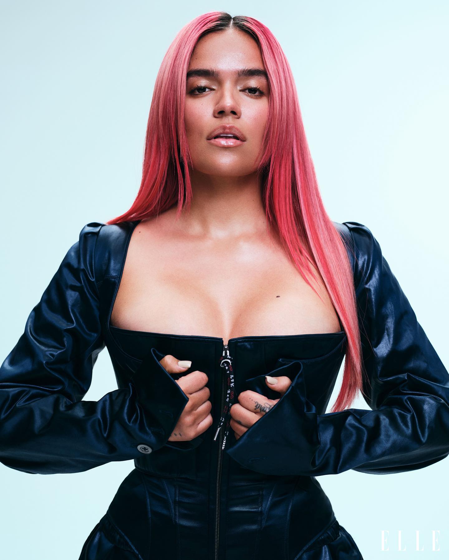 Karol G deslumbra posando al natural para la la revista Elle