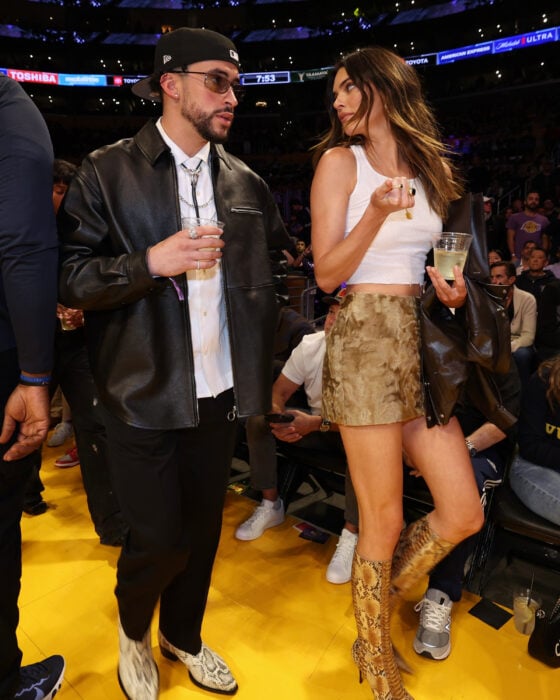 Bad Bunny y Kendall Jenner en el partido de Los Lakers 