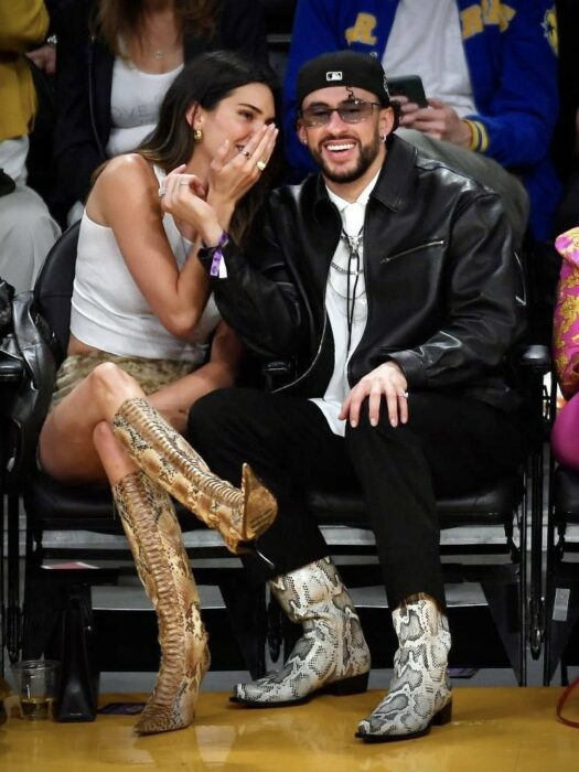 Kendall Jenner platicando de cerca con Bad Bunny en el partido de los Playoffs de los Lakers 