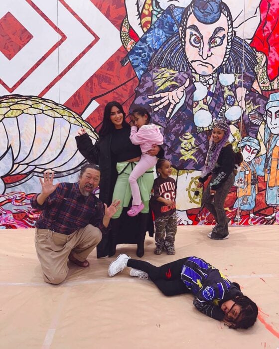 Kim Kardashian posando junto a sus cuatro hijos en un mural de colores 