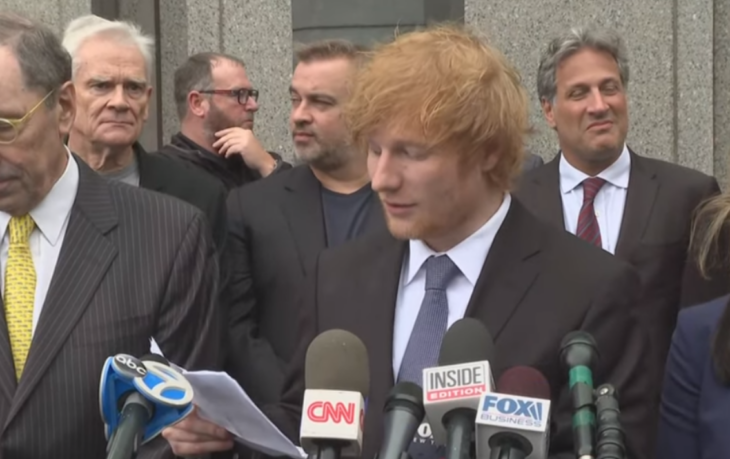 Ed Sheeran leyendo un comunicado ante la prensa a la salida de una Corte de Nueva York esta acompañado por su equipo de abogados