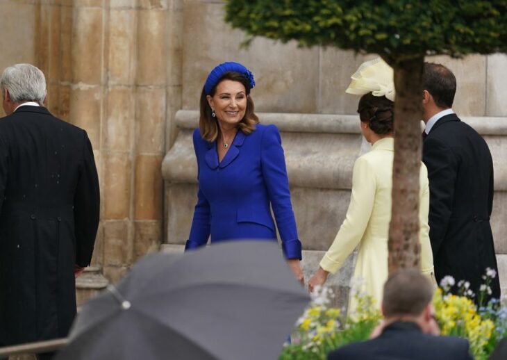 Carole Middleton  posando con su look durante la coronación de carlos III 