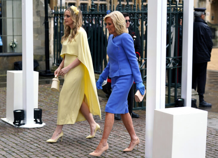 Jill y Finnegan Biden en la coronación de carlos iii 