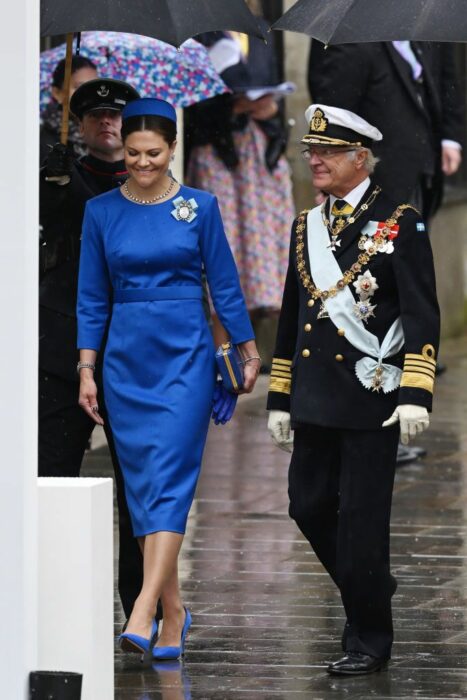 Victoria de Suecia y Carlos Gustavo de Suecia en la coronación del rey carlos III 