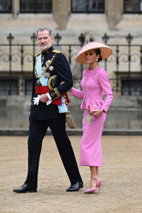 La reina Letizia y el rey Felipe en la coronación del rey carlos III 