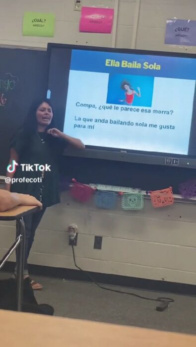 captura de pantalla de una maestra que enseña español con la canción de ella baila sola de Peso Pluma 