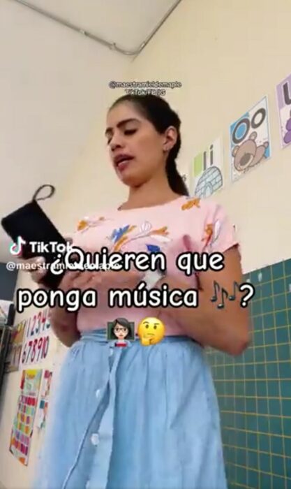 maestra prohíbe a sus alumnos poner música de Peso Pluma 