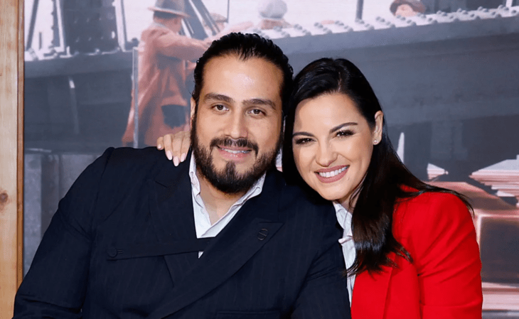 Maite Perroni y Andrés Tovar posan de frente abrazados y muy sonrientes 