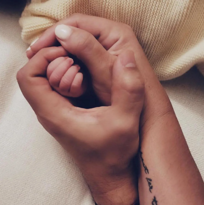 las manos unidas de Maite Perroni y Andrés Tovar junto a la de su bebé Lía
