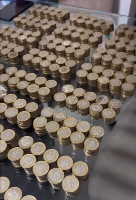 montoncitos de monedas de 10 pesos mexicanos puestos en una mesa