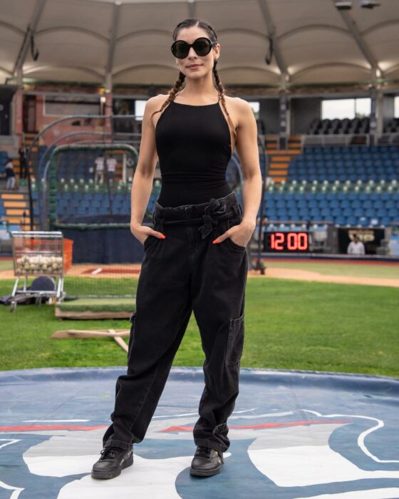 María León posando en medio de un estadio 