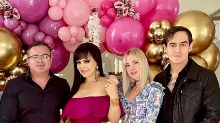 Maribel Guardia junto a su familia incluido Julián Figueroa están festejando el cumpleaños de ala actriz rodeados de globos en colores rosa, morado y dorado