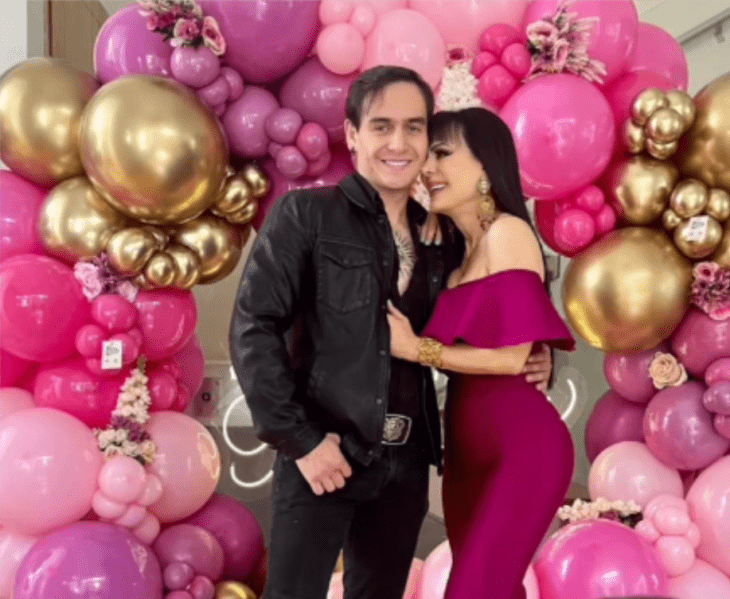 Maribel Guardia posa feliz junto a su hijo Julián Figueroa rodeados de globos de colores 