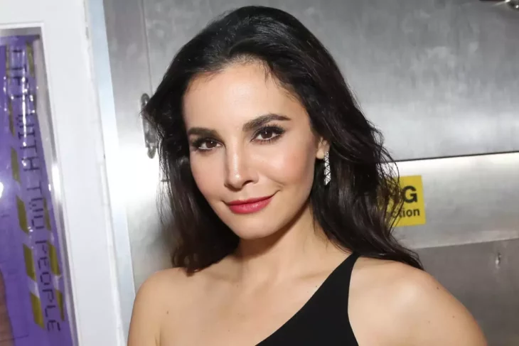 Martha Higareda posa de frente con un vestido negro de noche