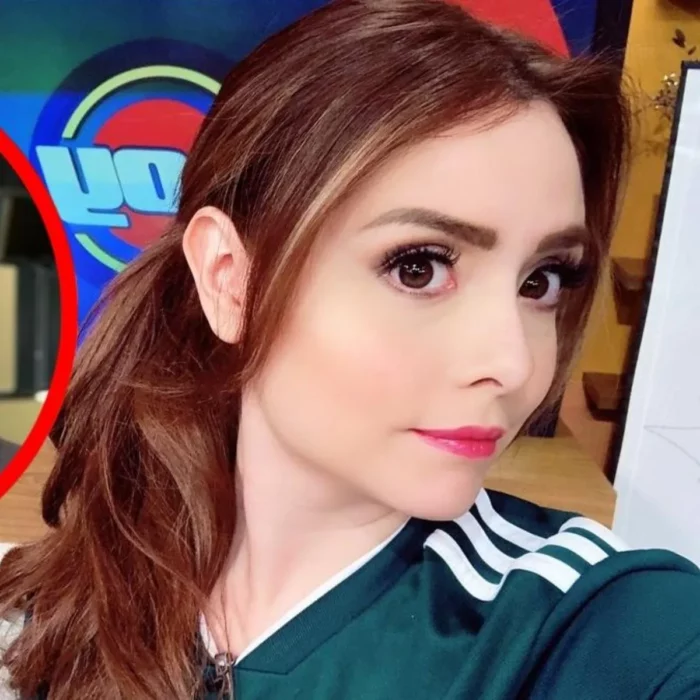 Maryfer Caneteno posando en el foro del programa Hoy con una playera de la selección mexicana de futbol 