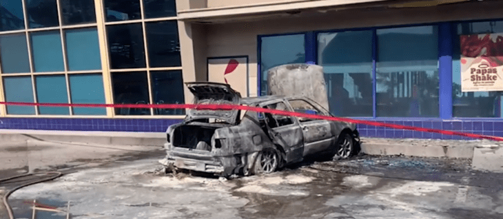 un auto calcinado estacionado en un restaurante de comida rápida