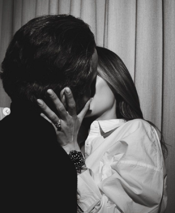 imagen en blanco y negro de Instagram de Michelle Salas besando a su prometido 