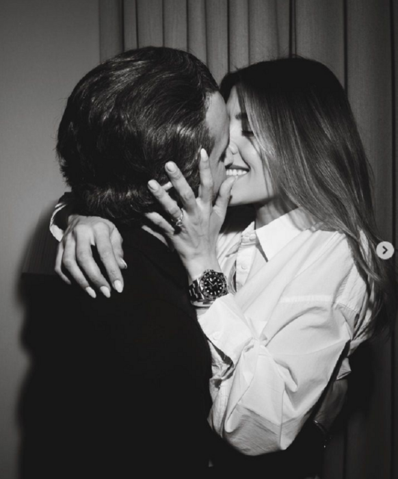 Imagen en blanco y negro de Instagram donde aparece Michelle Salas junto a su prometido están a punto de besarse