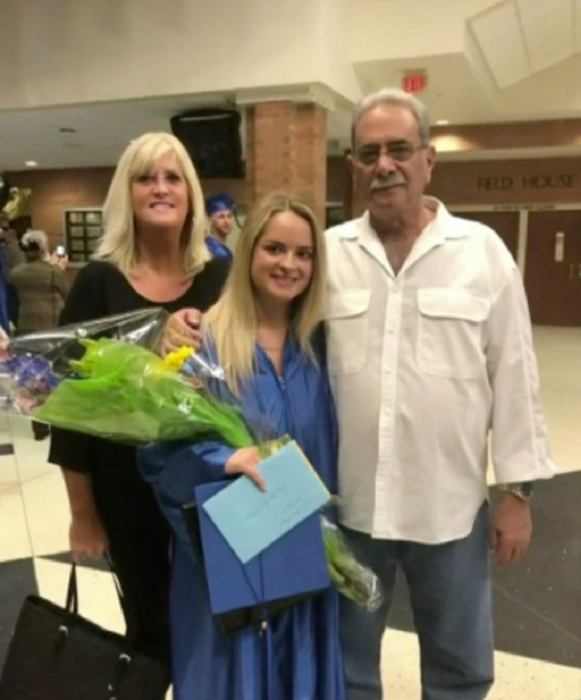 una familia estadounidense los esposos y una hija que lleva un ramo de flores