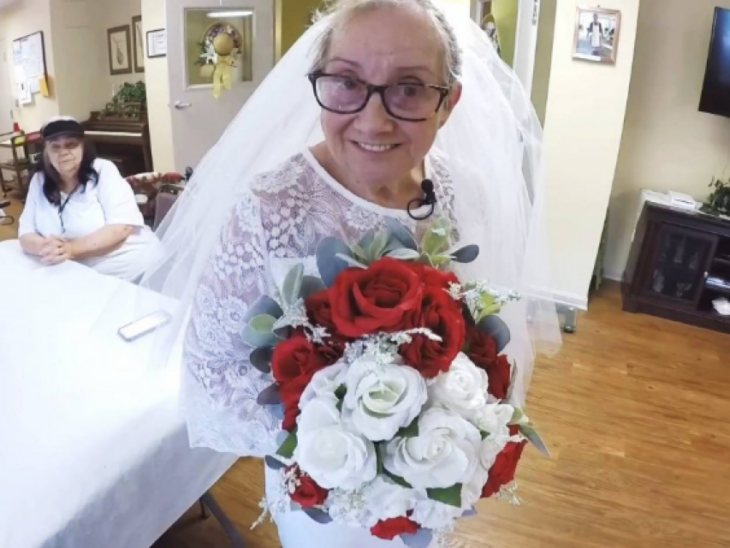 Fotografía de Dorothy Fideli una mujer de 77 años que se casó con ella misma 