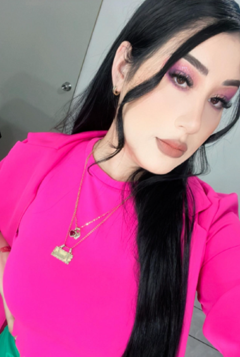 Vianey López posa en una selfie con una blusa de color fucsia