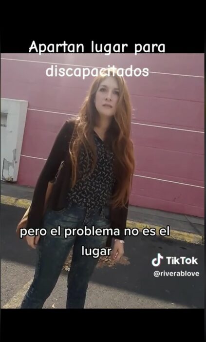 mujer se hizo viral por apartar un lugar para discapacitados 