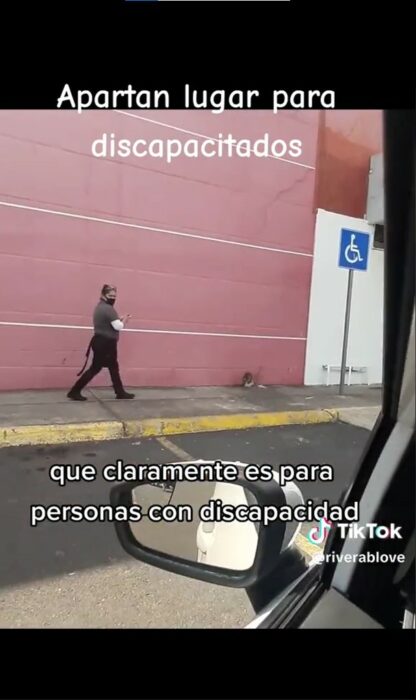captura de pantalla de un video que una persona apartando el lugar para discapacitados 