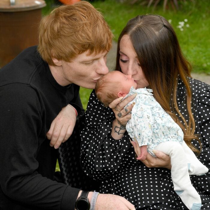 Ed Sheeran y su esposa Cherry Seaborn dándole un beso a su hija recién nacida