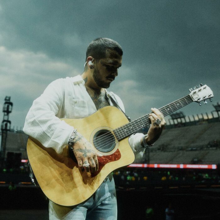 Christian Nodal con una guitarra frente al escenario del Foro Sol en la Ciudad de México 
