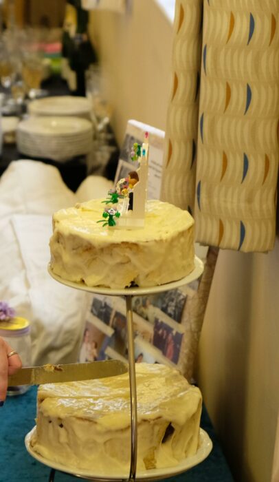 pastel de bodas que es un bollo de canela gigante glaseado en color blanco 