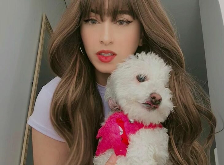 Ashley García con su perrito 