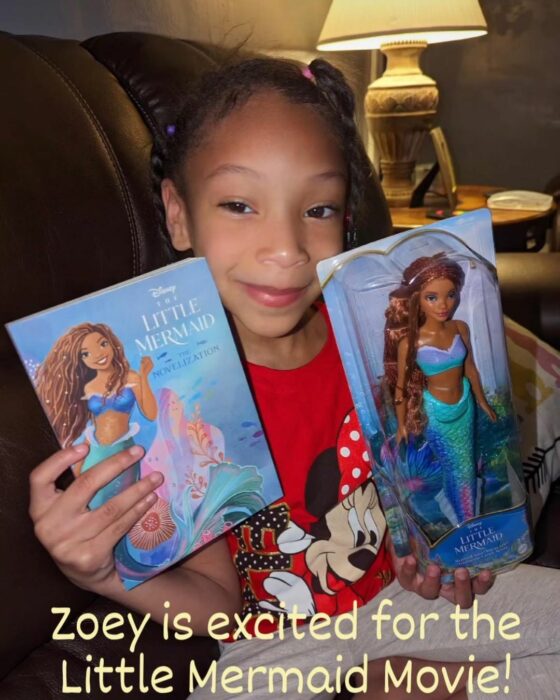 niña con su barbie de la sirenita de halle bailey 