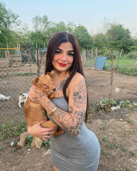 Karely Ruiz con un cachorro 