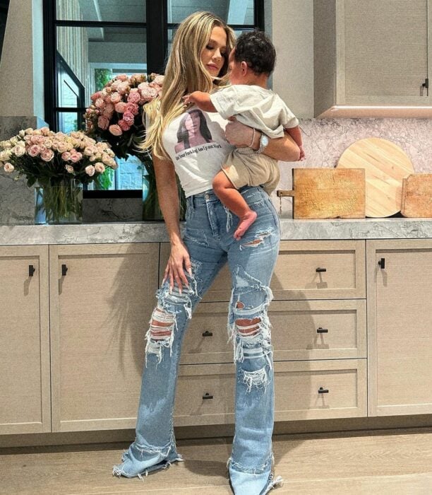Khloé Kardashian con el pequeño Tatum en los brazos