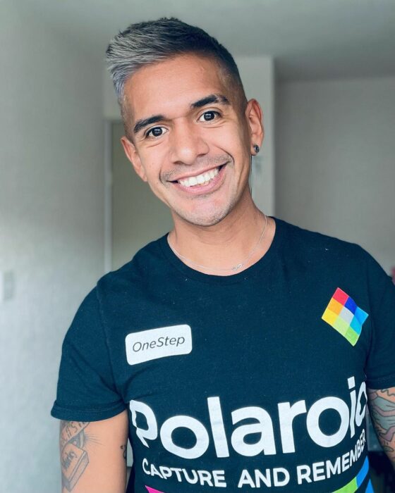 Pavel Gaona con playera azul de polaroid