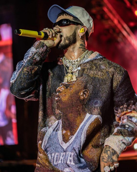 anuel cantando con gorra 