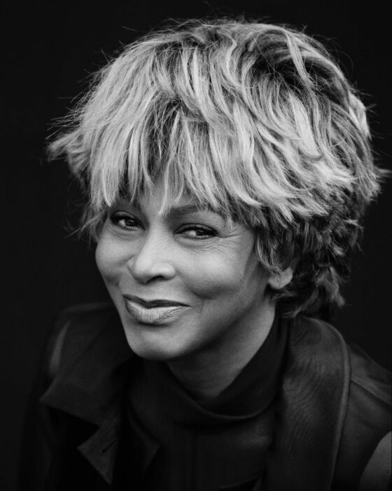 fotografía de Tina Turner en blanco y negro 