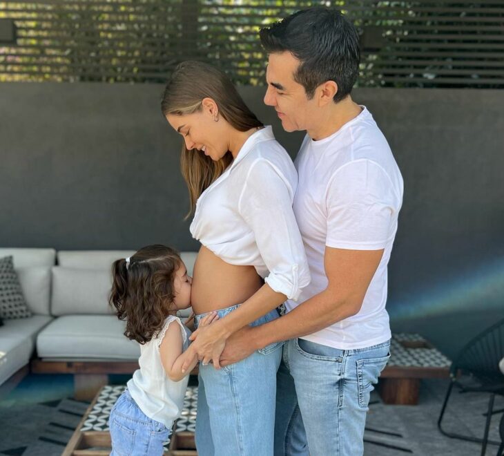 Adrián Uribe con su esposa embarazada y su hija 
