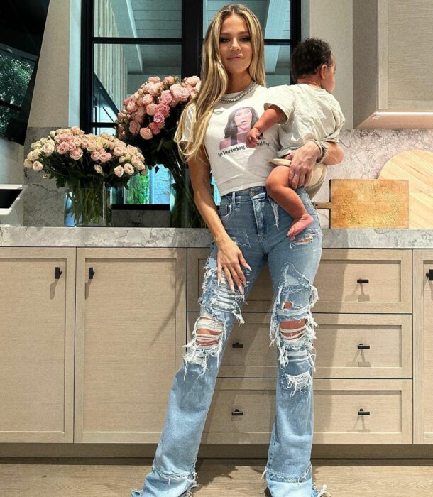 Khloé Kardashian con su bebé en los brazos 