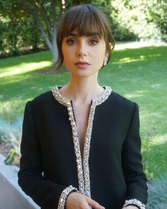 Lily collins en un jardín 