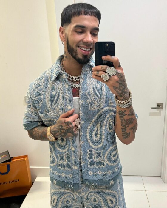 Anuel tomando selfie