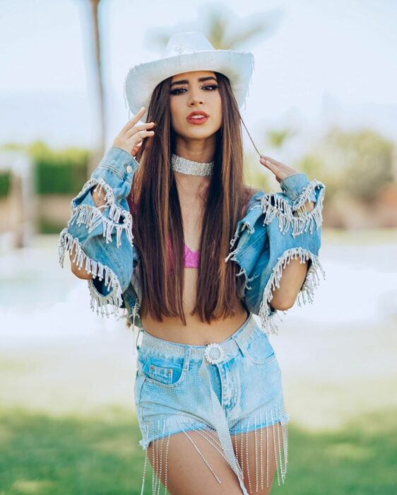 Tammy Parra con sombrero vaquero 