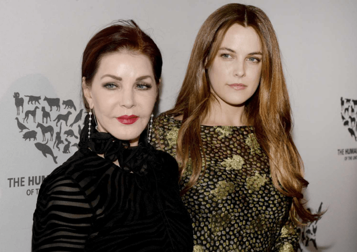 Priscilla Presley junto a Riley Keough posando con vestuario elegante