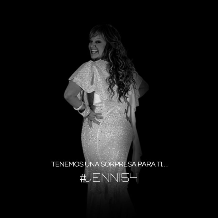 imagen de Jenni Rivera posando con un vestido blanco y un fondo negro para mostrar la sorpresa de su cumpleaños 54