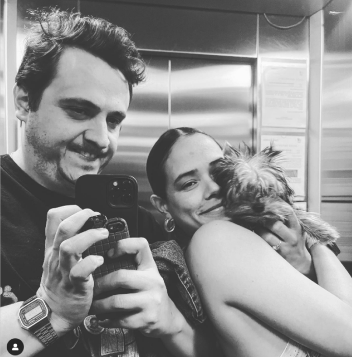 El comediante Ricardo O’Farrill reapareció en redes sociales junto a su novia Cristy y su perrita en una imagen en blanco y negro